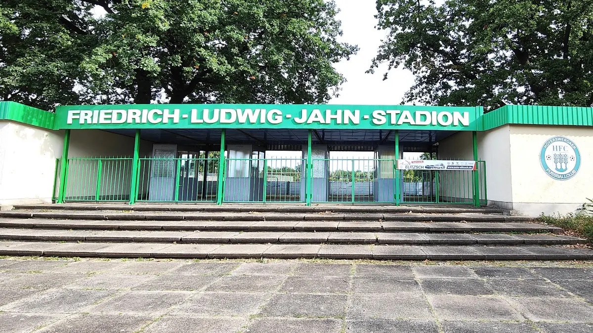 Das Friedrich-Ludwig-Jahn-Stadion in Hoyerswerda wird ausgebaut und erhält dabei auch eine zusätzlichen Eingang aus Richtung B97.