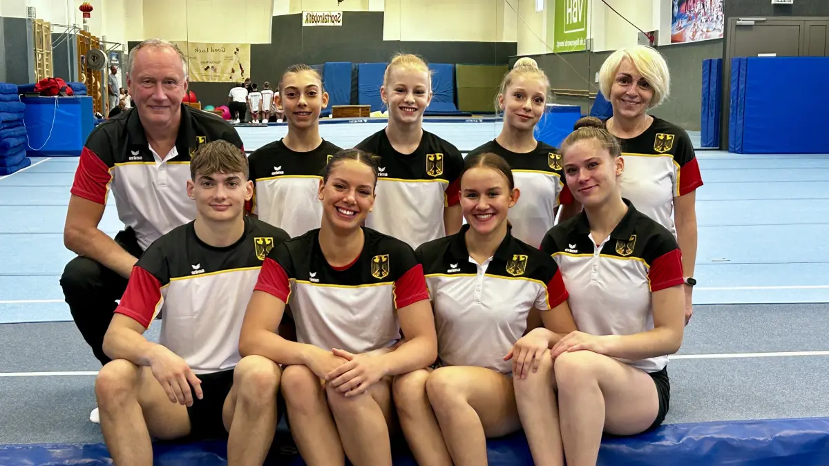 Diese Sportler starten bei der WM als Team: Milena, Lona, Caroline (oben v.l.) sowie Lewis, Johanna, Lotte und Tia (unten v.l.)
