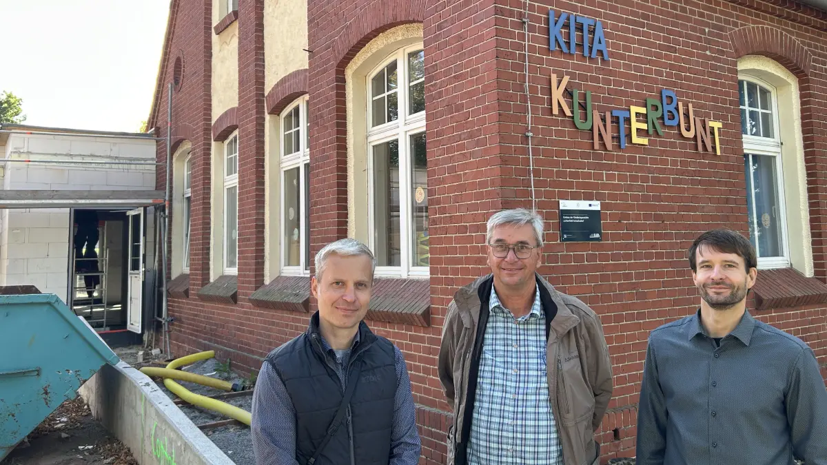 Knut Nestler (Nestler Bauplanung GmbH), Martin Meyer (Hauptamtsleiter, Amt Kleine Elster) sowie Michael Kerger (Hoch- und Tiefbau, Amt Kleine Elster, v.l.) blicken auf die laufenden Sanierungsarbeiten in der Kita Kunterbunt in Lichterfeld.