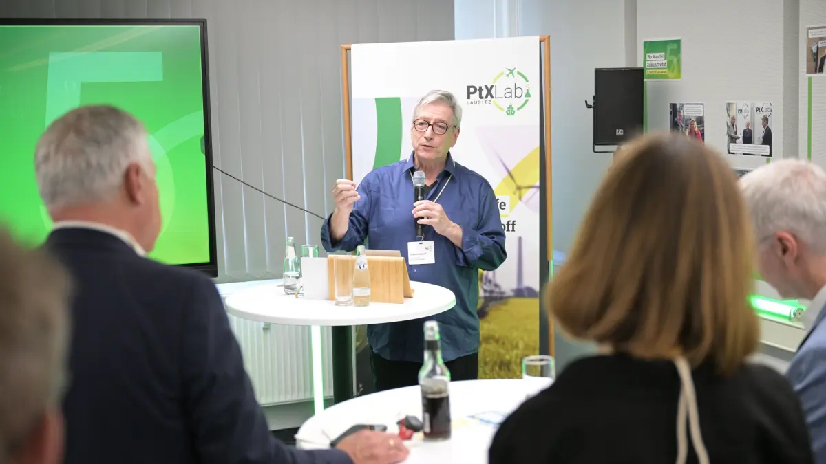 Am 8. September 2025 feierten Harry Lehmann und sein Team mit Gästen aus Wissenschaft, Politik, Wirtschaft und Verbänden das fünfte Jubiläum des PtX Labs in Cottbus. Das Praxislabor arbeitet daran, den Markthochlauf von grünen Kraftstoffen, unter anderem für Flugzeuge, voranzutreiben.