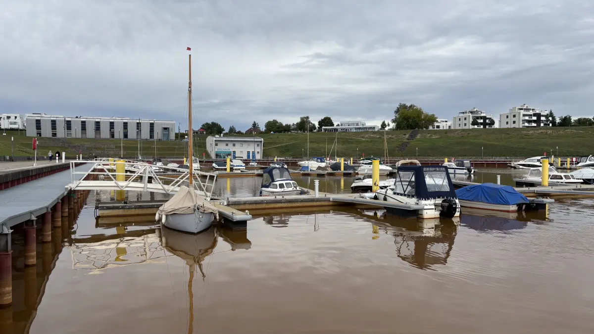 Im Hafen von Großräschen soll nach den Vorstellungen der Stadt ab 2027 eine Basis für ein Bootscharter-Unternehmen entstehen.