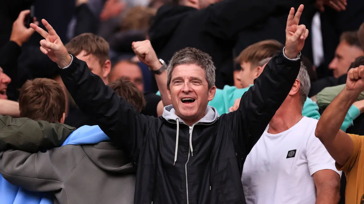 Football - Premier League - Manchester United, ManU v Manchester City 13th September 2026 - Premier League - Manchester United v Manchester City - Oasis member Noel Gallagher celebrates victory in the away end - Photo: Simon Stacpoole / Offside. Manchester UK *** Fußball: Premier League Manchester United gegen Manchester City, 13. September 2026 Premier League Manchester United gegen Manchester City: Noel Gallagher, Mitglied der Band Oasis, feiert den Sieg im Auswärtsblock. Foto: Simon Stacpoole, Offside, Manchester, Großbritannien PUBLICATIONxINxGERxSUIxAUTxONLY Copyright: xSimonxStacpoolexOffside