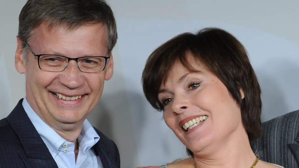 ARCHIV - Moderator Günther Jauch und seine Frau Thea Sihler kommen 2011 in Berlin zur Bertelsmann Party.
