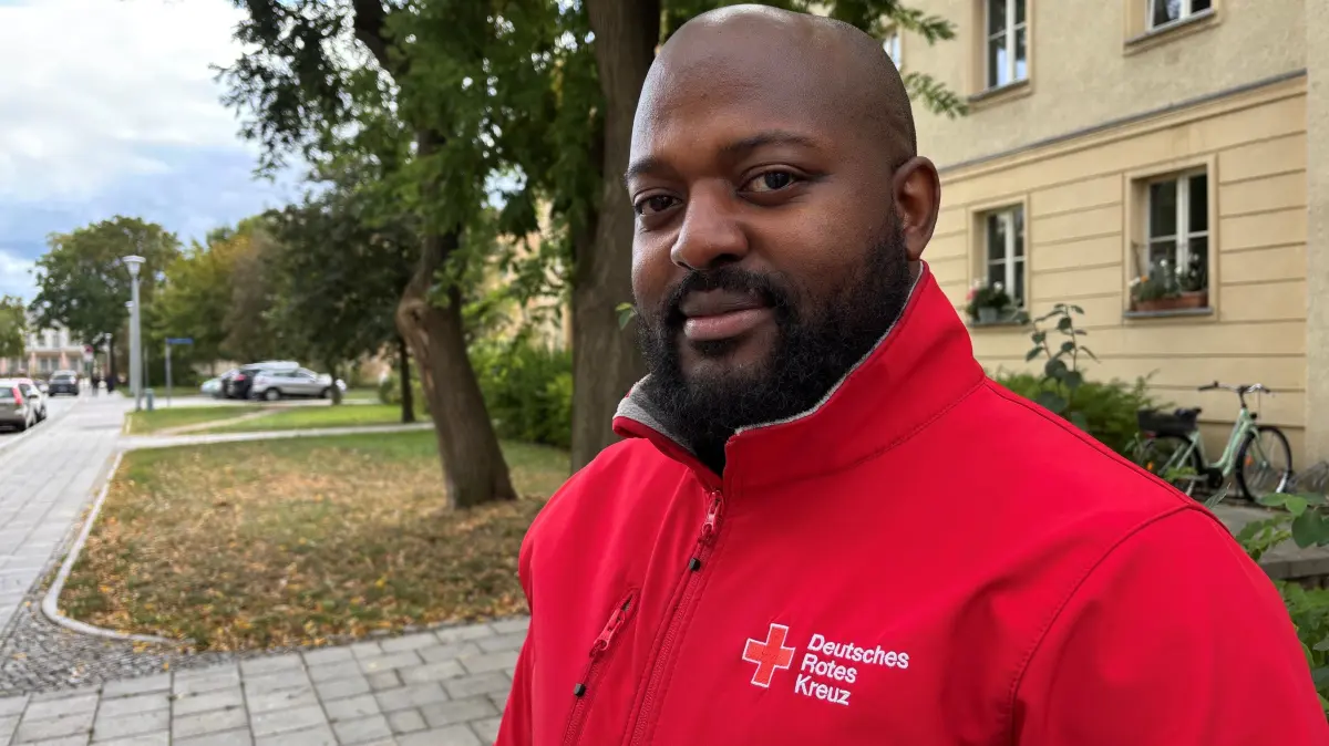 Etah Arreytambe arbeitet in der Sozialberatung der Zentralen Erstaufnahmeeinrichtung des Landes Brandenburg in Eisenhüttenstadt.