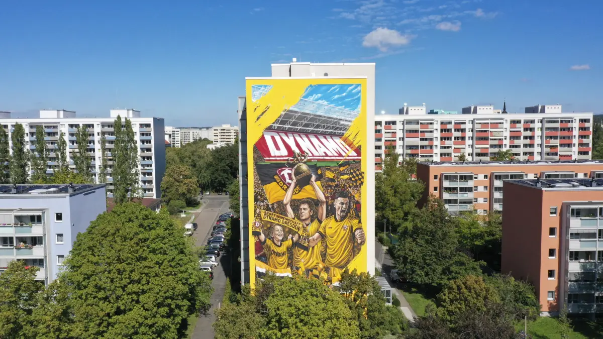 Ein Elf-Geschosser in der Pöppelmannstraße von Dresden trägt seit ab sofort ein besonderes Wandbild von Dynamo Dresden. Im Mittelpunkt steht Ex-Kapitän Stefan Kutschke.