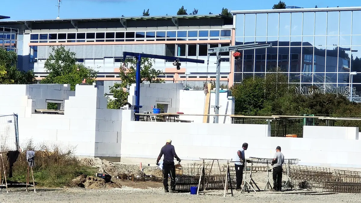 Die Konturen des künftigen KI-Labor für das Berufliche Schulzentrum in Hoyerswerda sind schon sichtbar.