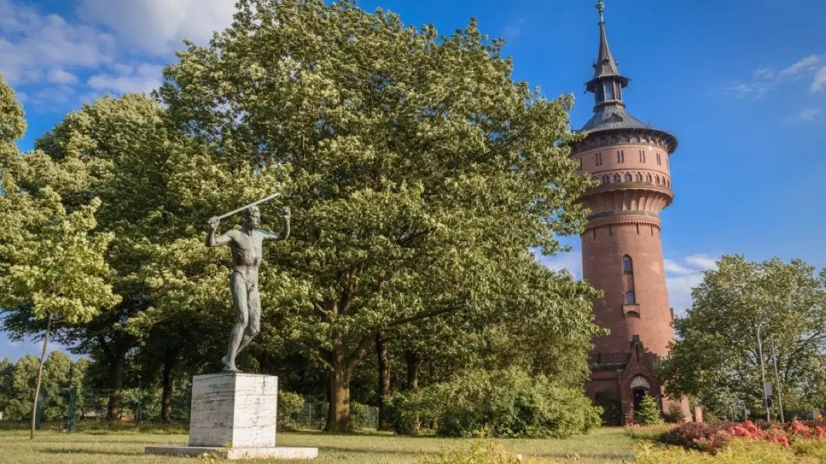 Der Forster Schlagballspieler steht normalerweise ganz in der Nähe des Wasserturms, dem Wahrzeichen der Stadt. Unbekannte Täter haben die Bronzeplastik gestohlen. Die Polizei ermittelt. Die Stadt bittet Bürger um Mithilfe beim Wiederauffinden des historischen Kunstwerks.
