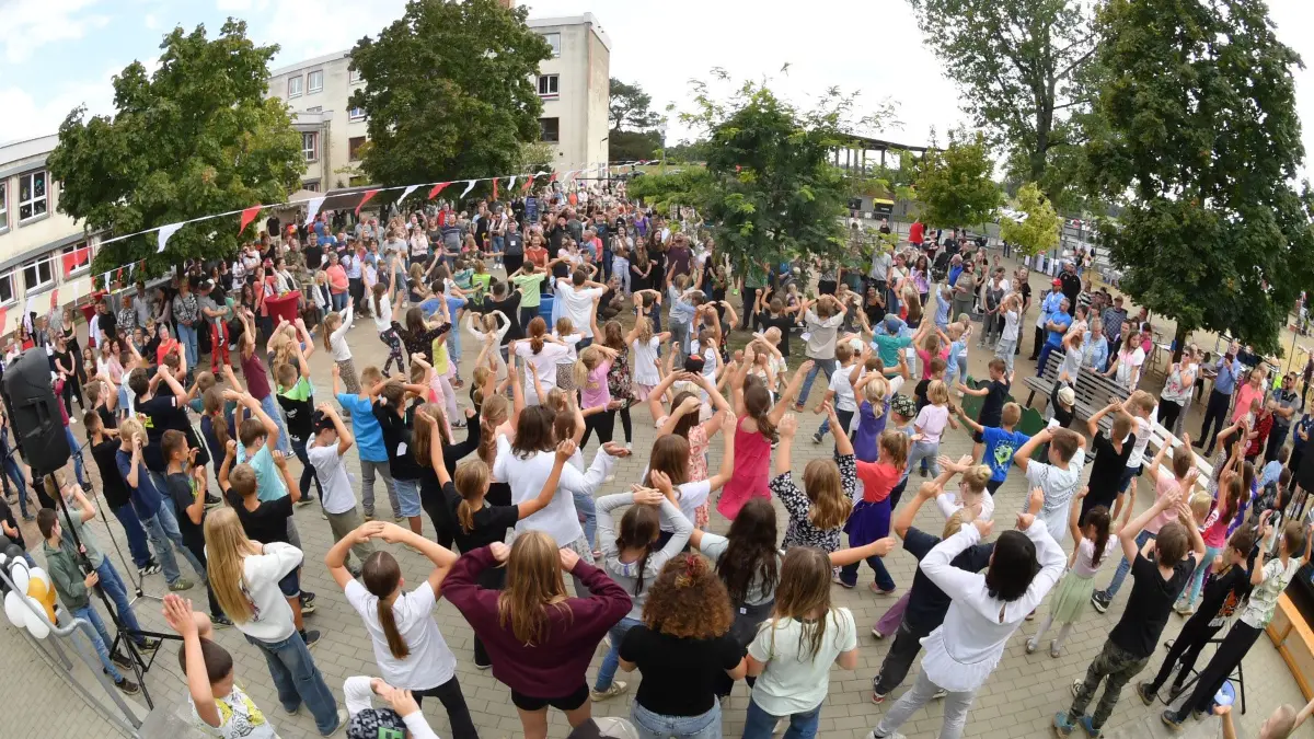 Vier Jahrzehnte Schule in Wahrenbrück – Grundschule Erich Schindler feiert 40 Jahre Schulbetrieb : Vier Jahrzehnte Schule in Wahrenbrück – Grundschule Erich Schindler feiert 40 Jahre Schulbetrieb
- Alle Schüler tanzen gemeinsam auf dem Schulhof - Mit einem rauschenden Volksfest, mit Schülern, Eltern, Großeltern, Lehrern, mit Vertretern aus Politik und Wirtschaft und einem bunten Programm, mit vielen Einwohnern hat die Grundschule Wahrenbrück ihr 40. Jubiläum gefeiert