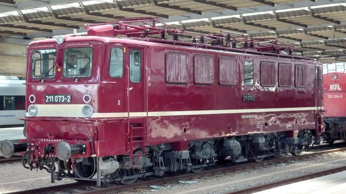Lokomotive der BR E11 (211). Erste für die Deutsche Reichsbahn (DR) neuentwickelte Bauart nach dem Zweiten Weltkrieg. Gebaut wurde sie in den Jahren 1961 bis 1976 vom LEW Hennigsdorf.