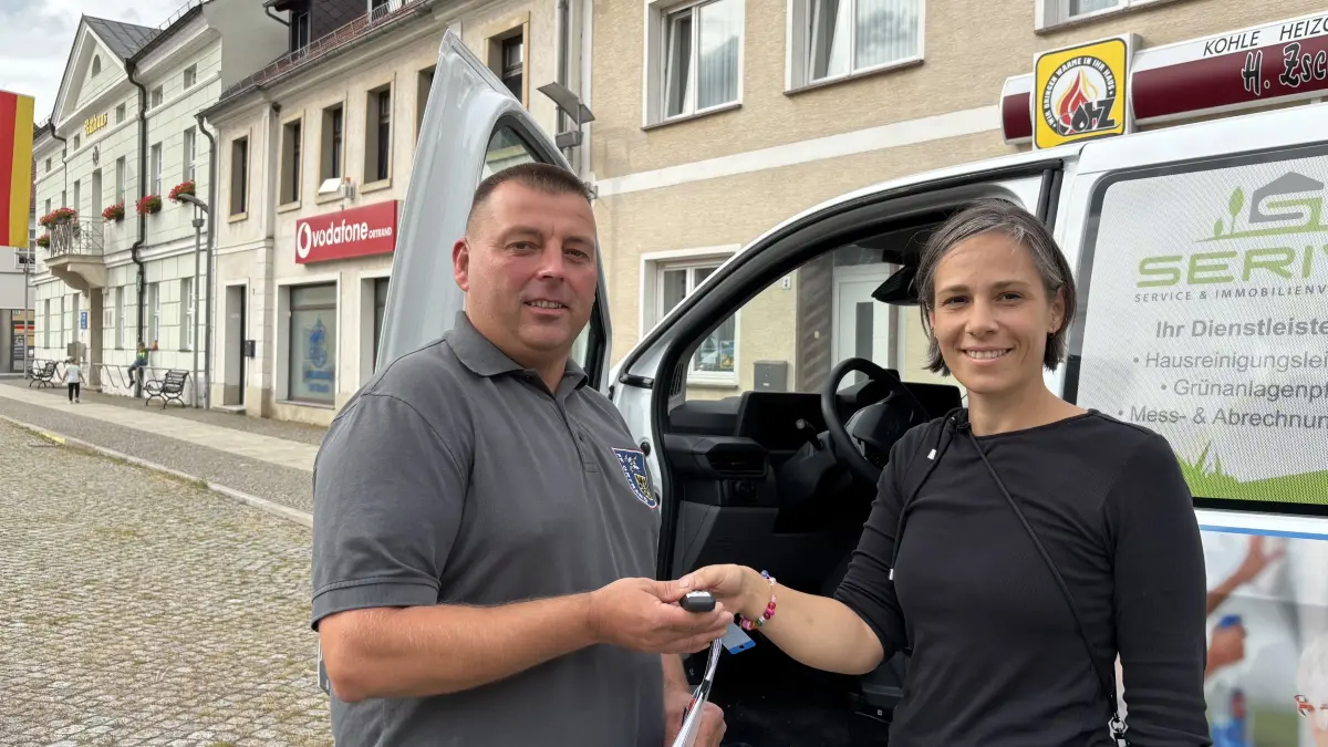 Schlüsselübergabe für den Vereinsbus in Ortrand. Annemarie Melke, Ehrenamtsbeauftragte der Stadt, wünscht René Rauchfuß gute Fahrt. Die Freiwillige Feuerwehr Ortrand nutzt als erster Verein das neue Angebot der Stadt.