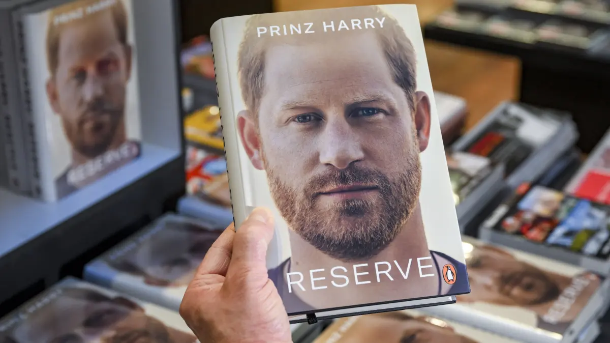 Prinz Harry veröffentlichte Anfang 2023 seine Autobiografie „Spare“ („Reserve“), in der er offen über sein Leben im britischen Königshaus und Konflikte innerhalb der Familie schreibt.