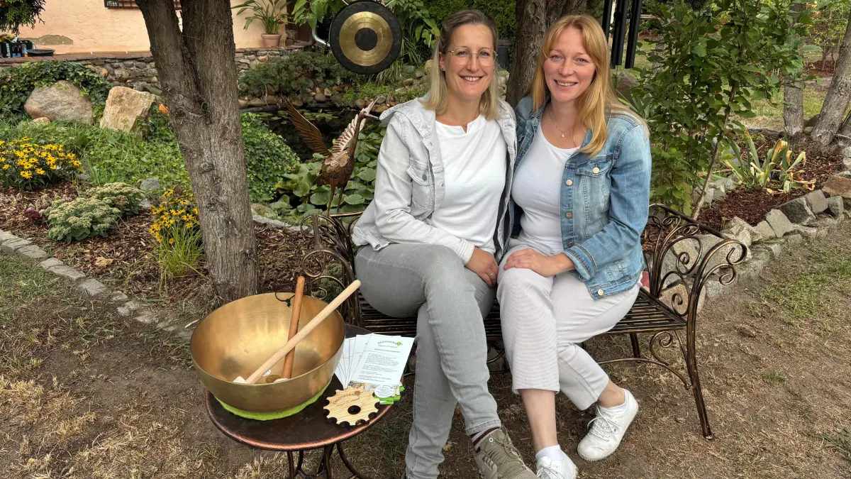 Susann Schmidt und Anja Lehniger von der Ergotherapie «lehniger & schmidt« GbR in Lübben. Hier im Klanggarten der Zweigstelle in Schlabendorf am See bei Luckau.