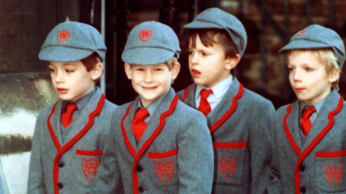In Schuluniform: Prinz Harry (2. von links) geht Hand in Hand mit Klassenkameraden zu einem Schulkonzert in der St. Matthew's Kirche in London (Archivbild vom 10.12.1991).