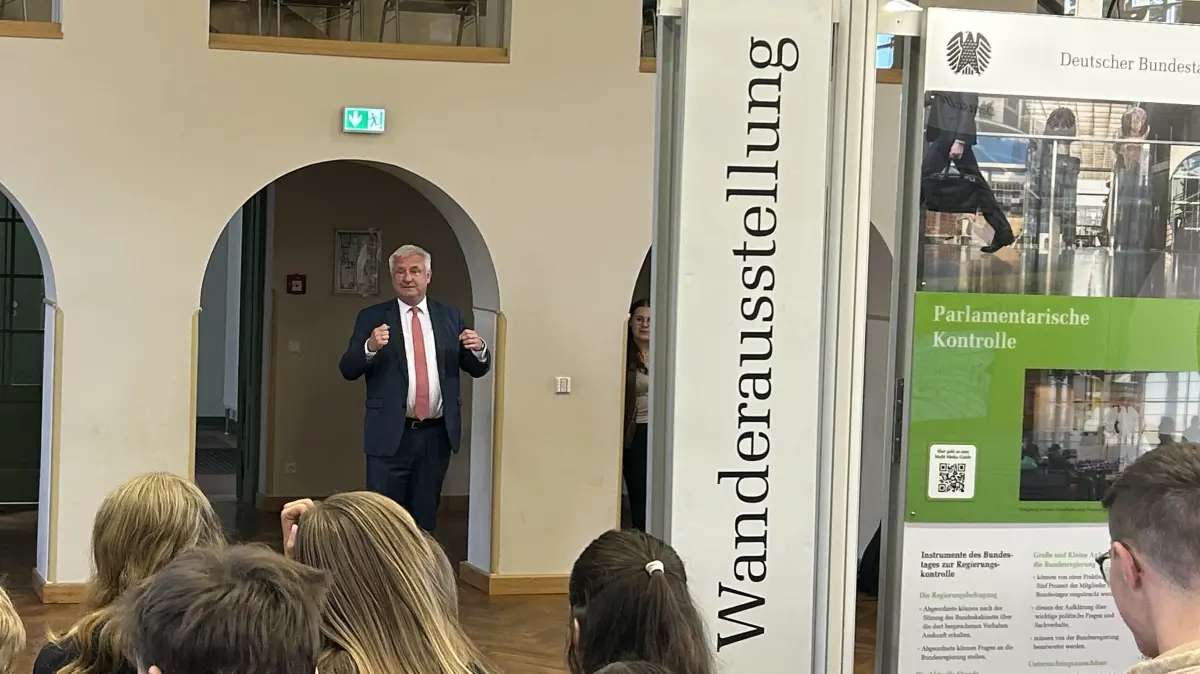 Die Wanderausstellung zum Bundestag macht im Sängerstadtgymnasium in Finsterwalde Station. MdB Knut Abraham erklärt vor Ort seinen Job. Aber macht so etwas überhaupt noch Sinn oder übernimmt TikTok längst die politische Bildung?