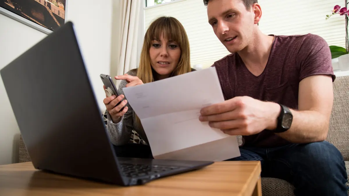 Ein Mann und eine Frau überprüfen einen Brief: ILLUSTRATION - Post vom Verwalter? Nicht einfach abheften: Eigentümer sollten Gesamt- und Einzelabrechnung gründlich checken. (zu dpa: «Eigentümergemeinschaft: Jahresabrechnung genau prüfen») Foto: Christin Klose/dpa-tmn - Honorarfrei nur für Bezieher des dpa-Themendienstes +++ dpa-Themendienst +++