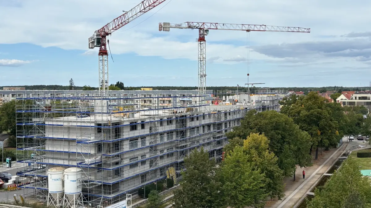 Impression von der Großbaustelle für das Wohnen mit Service auf dem Senftenberger Neumarkt. Dort entstehen Wohnungen vorwiegend für Senioren.