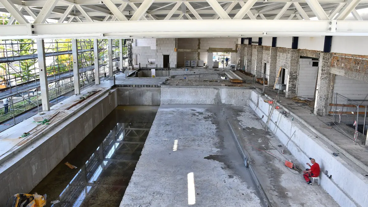 Auf der Baustelle der Schwimmhalle Spremberg geht es voran. Die neue fünfte Bahn ist schon zu erkennen. Die Handwerker sind sehr flott bei der Arbeit.