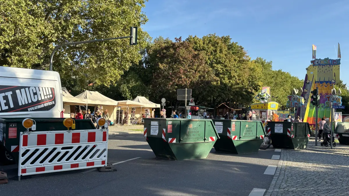 Straßensperrung mit Containern an der Straße Am Spreeufer während des Spreewaldfestes 2025 in Lübben