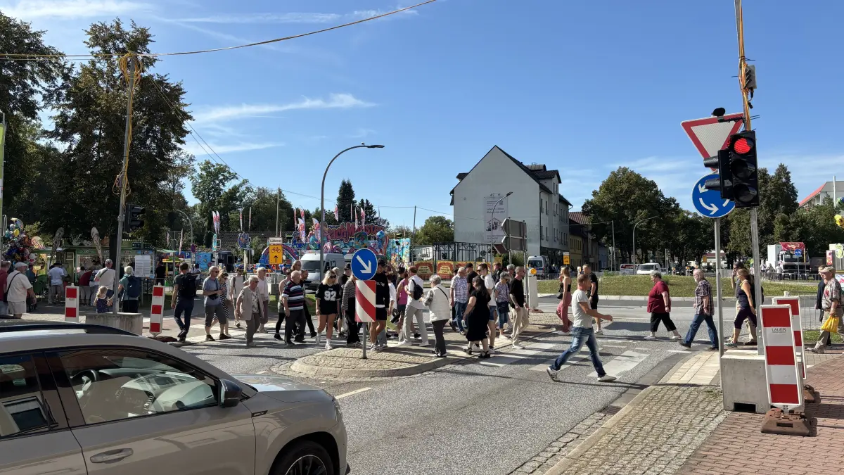 Kreisverkehr Am Warmbad in Lübben zum Spreewaldfest 2025 mit Fußgängerampel