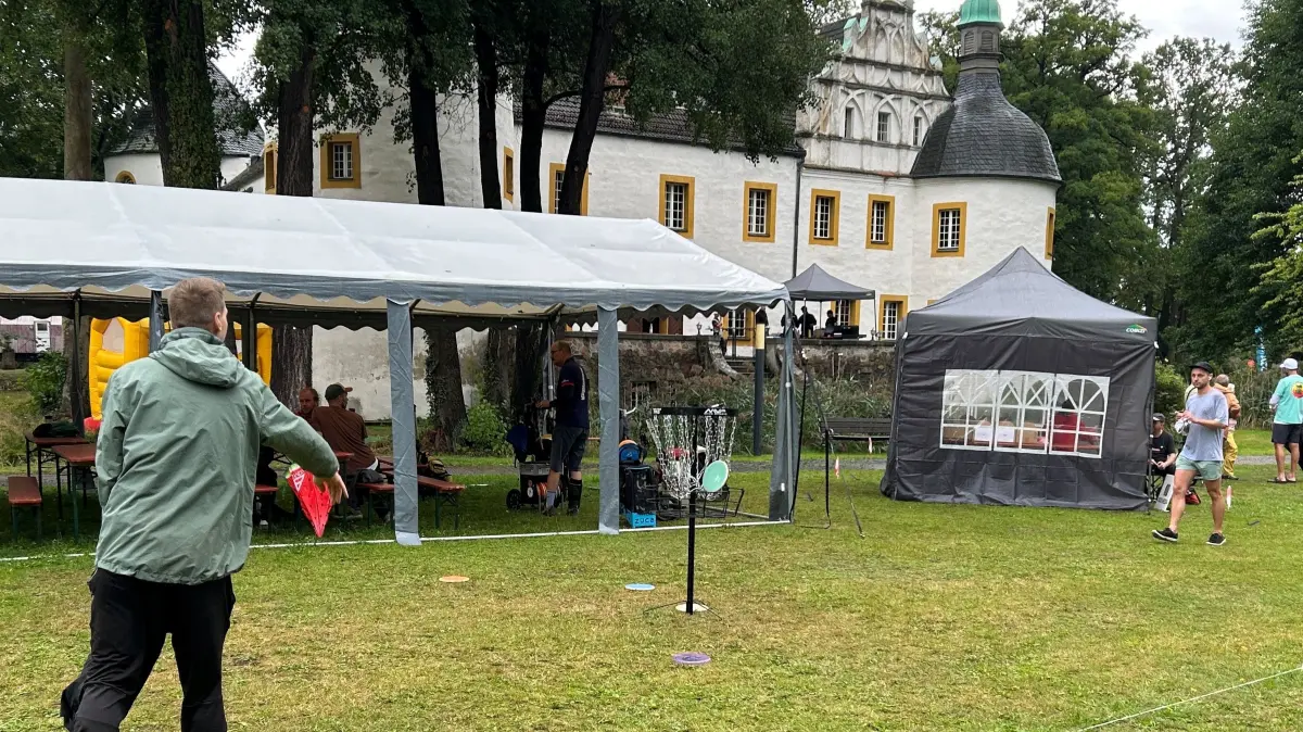 Discgolf in SallgastDuell im Schlosspark um die Deutsche Meisterschaft erwartet