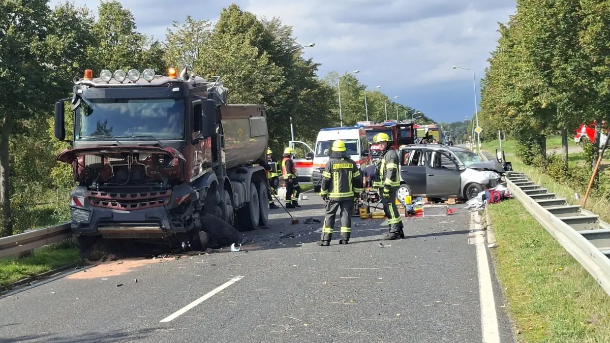 Schwerer Unfall auf der S94 in Kamenz: Ein Auto ist mit einem Lkw zusammengeprallt. Die Pkw-Fahrerin überlebte nicht.
