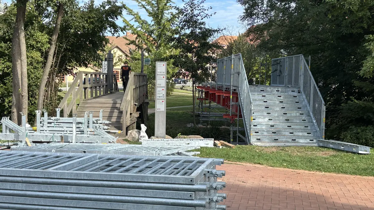 Zum Hafenfest in Lübben werden zusätzliche Brücken an der Schlossinsel aufgebaut.