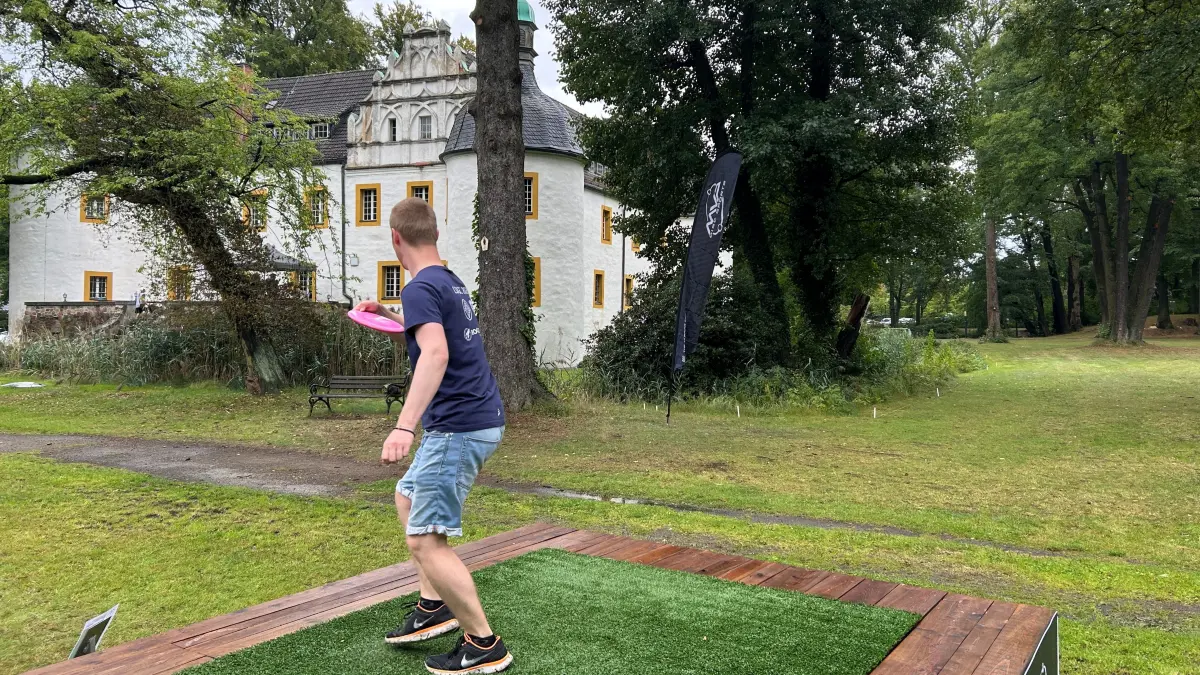 Discgolf in SallgastDuell im Schlosspark um die Deutsche Meisterschaft erwartet