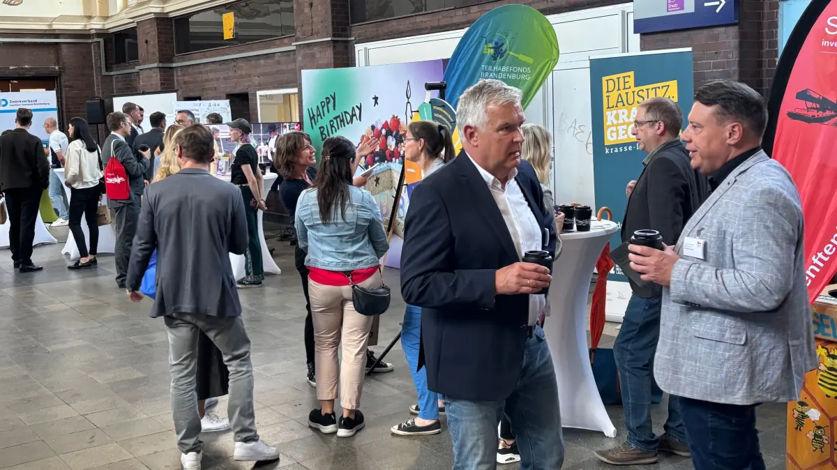 Der Brandenburger Lausitzbeauftragte Dr. Klaus Freytag, hier im Gespräch mit dem Schwarzheider Bürgermeister Christoph Schmidt, will die Gastronomie im Senftenberger Bahnhof wiederbeleben.