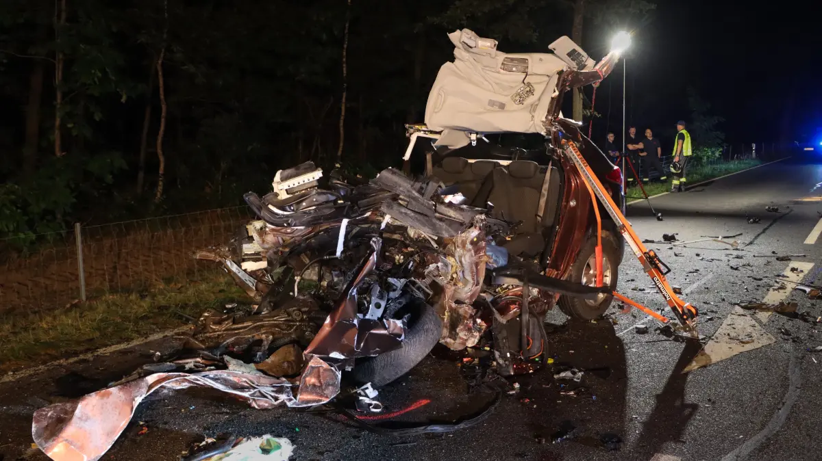 Bei einem schweren Unfall auf der B97 bei Bernsdorf (Kreis Bautzen) ist der Fahrer eines Pkw ums Leben gekommen.