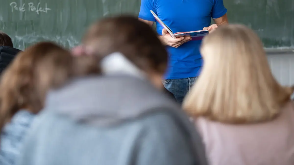 Landtag erörtert Konsequenzen aus schwacher Schulqualität: ILLUSTRATION - 24.01.2020, Baden-Württemberg, Sinsheim: Ein Lehrer unterrichtet in einem Klassenzimmer. Das schlechte Abscheiden Nordrhein-Westfalens bei der jüngsten Bildungsstudie ist Thema einer Aktuellen Stunde im Düsseldorfer Landtag. (zu dpa: «Landtag erörtert Konsequenzen aus schwacher Schulqualität») Foto: Marijan Murat/dpa +++ dpa-Bildfunk +++
