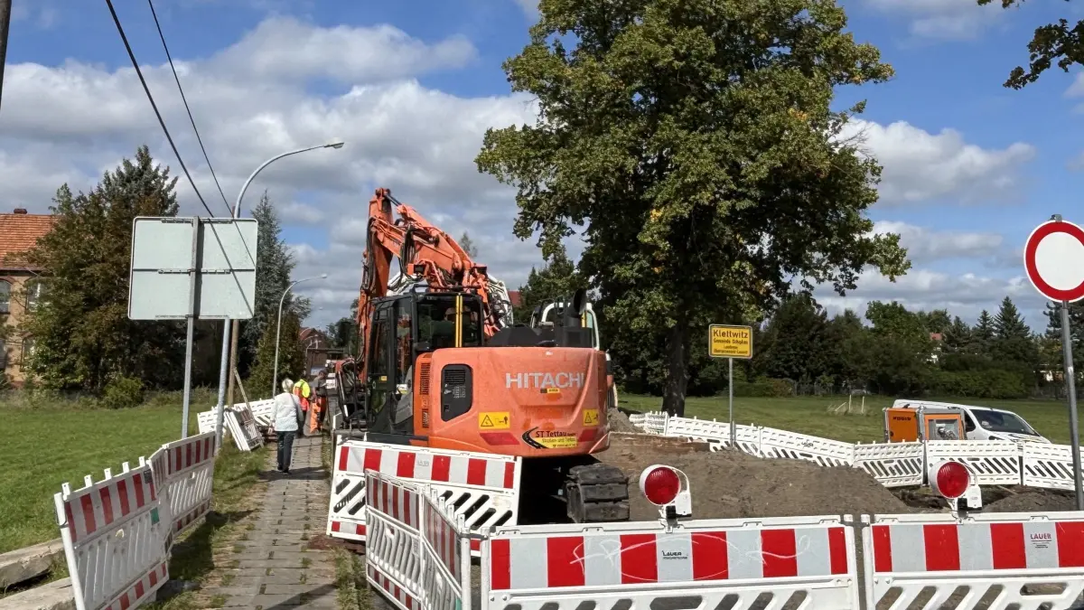 Der Ortseingang von Klettwitz ist aktuell nur zu Fuß zu passieren. Kraftfahrer gelangen aus südlicher Richtung nicht bis ins Ortszentrum – weder aus Schipkau noch von der A13. Hierfür ist eine Umleittung über Meuro ausgeschildert.