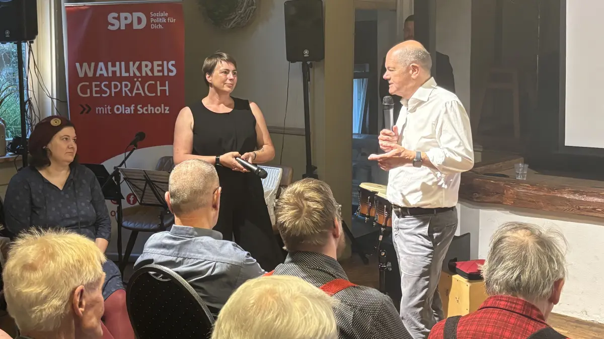 Ex-Kanzler Olaf Scholz (SPD) beantwortete auf einem Wahlkreisgespräch im Saal von Haus Burglehn Fragen von Bürgerinnen und Bürgern. Dabei ging es unter anderem um Entlastung bei den Spritpreisen, den Krieg in der Ukraine, die Wahl in Sachsen-Anhalt und den Mindestlohn.