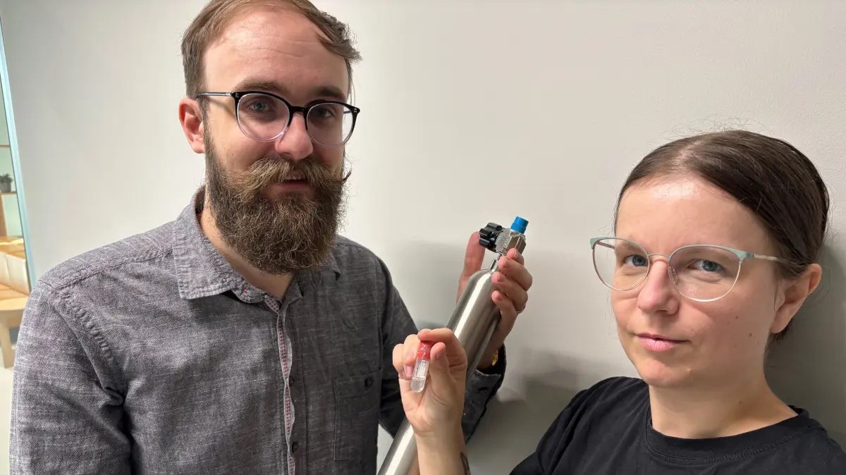 Die Gründer Owen Ernst und Anne Handschick-Ernst präsentieren hier eine kleine Ampulle mit dem begehrten Sternenstaub sowie eine Gasflasche, in der das Material verkauft wird.