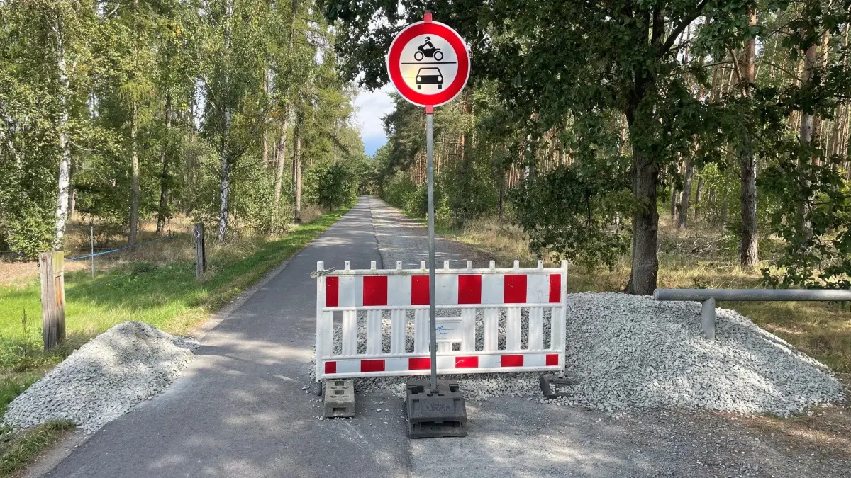 Die Sperrung des Verbindungsweges Dobra‑Theisa ist vollzogen. Doch Reifenspuren auf dem Schotter belegen: Es hat sich mindestens ein Pkw schon wieder durchgezwängt.