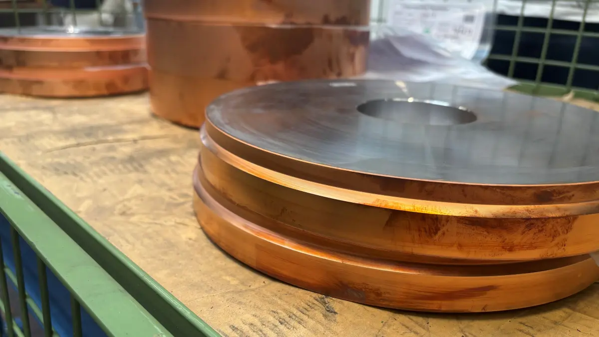 Diaglas Döbern produziert hochwertige metallgebundene Diamant-Schleifwerkzeuge. Die Werkzeuge kommen etwa in der Produktion und Veredelung von klassischen Glasprodukten oder technischen Optiken zum Einsatz. Abnehmer finden sich auch in der Werkzeug- und Keramikindustrie.