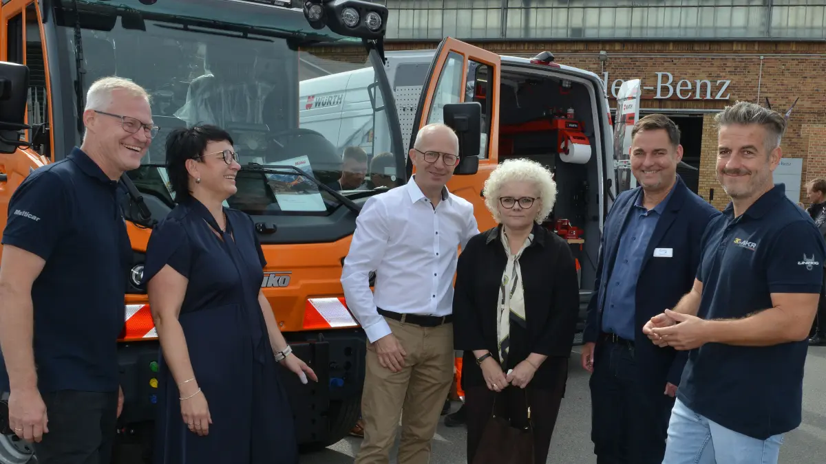 V. l. n. r. : Marko Barich (Betriebsleiter AKR), Doreen Eibenstein (Prokuristin AKR), Thomas Nützsche (Bürgermeister Gemeinde Schipkau), Jaqueline Marten (Ortsvorsteherin Schipkau), Marcus Ott (Wirtschaftsförderer Landkreis OSL) und Jan Ullrich (Geschäftsführer AKR) vor dem neuen Multicar M41, der exklusiv zur 30-Jahre-Feier auf dem AKR-Gelände zu sehen war.