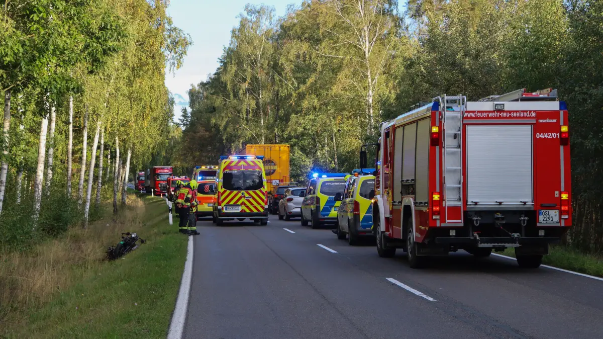 Unfall bei Welzow: Das Motorrad liegt im Straßengraben. Einsatzkräfte von Rettungsdienst, der Feuerwehr und der Polizei blockieren die Straße.