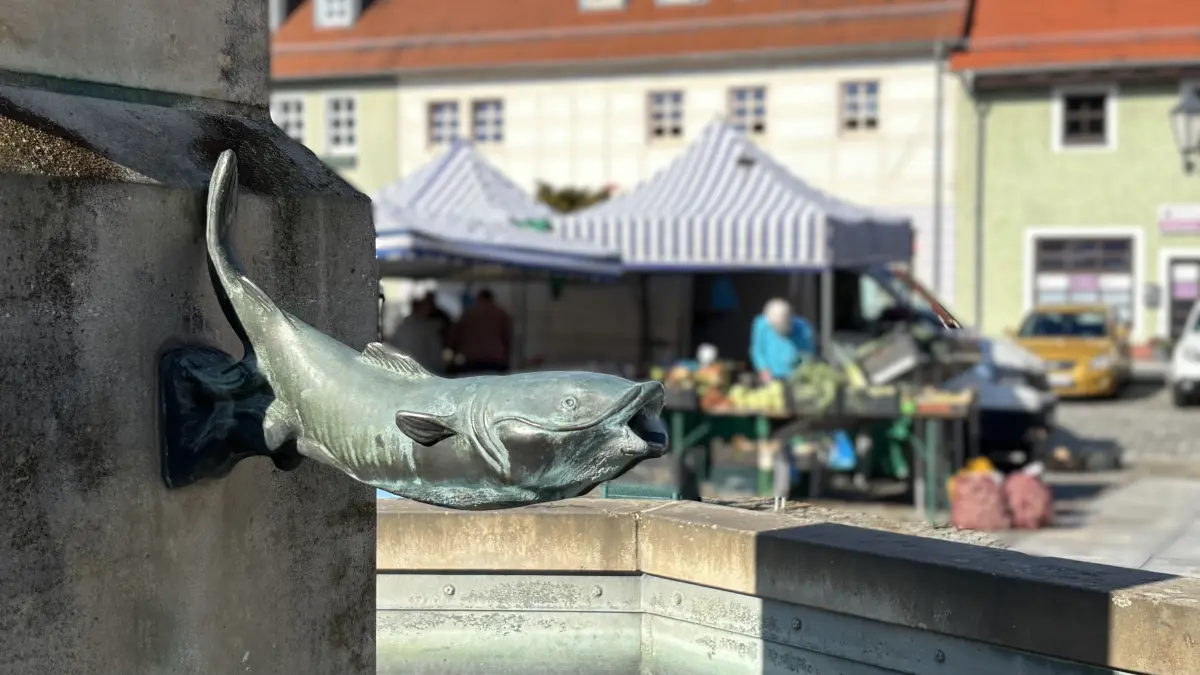 Der Brunnen auf dem Marktplatz von Ruhland ist im Jahr 2026 noch immer ohne Wasser.