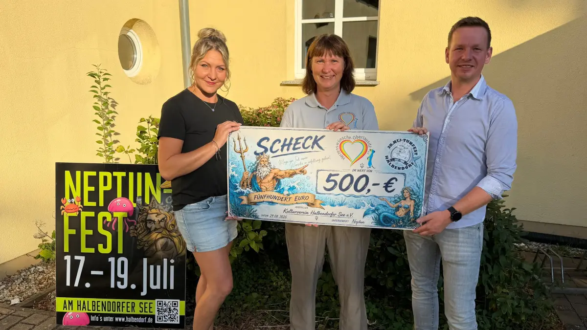 Vorstand des Kulturvereins Halbendorf Aline Ahr (l.) und David Krautz (r.) übergeben 500 Euro Spende an Herzenswünsche Verein aus Weißwasser. Beim Neptunfest sammelten die Halbendorfer über eine Becherpfand-Aktion Spendengeld.
