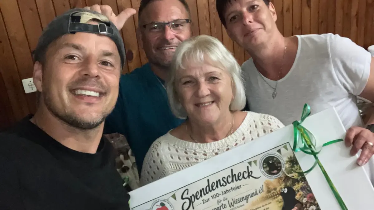 Der Kleingartenverein Wiesengrund sucht einen neuen Wirt, damit Feste so wie beim 100-jährigen Jubiläum stattfinden können, das in diesem Jahr gefeiert wurde. Alexander Knappe war Stargast. Hier neben Gudrun Schwemmer, Vorsitzende des Vereins.