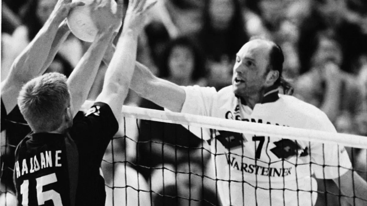 In einem Vorbereitungsspiel zur Olympia-Qualifikation stehen sich am Sonntag in der Bayreuther Oberfrankenhalle die Volleyballnationalmannschaften von Deutschland und Kanada gegenüber. Georg Grozer (r) versucht den Ball an dem Kanadier Jason Haldane vorbeizuspielen. +++ dpa-Bildfunk +++