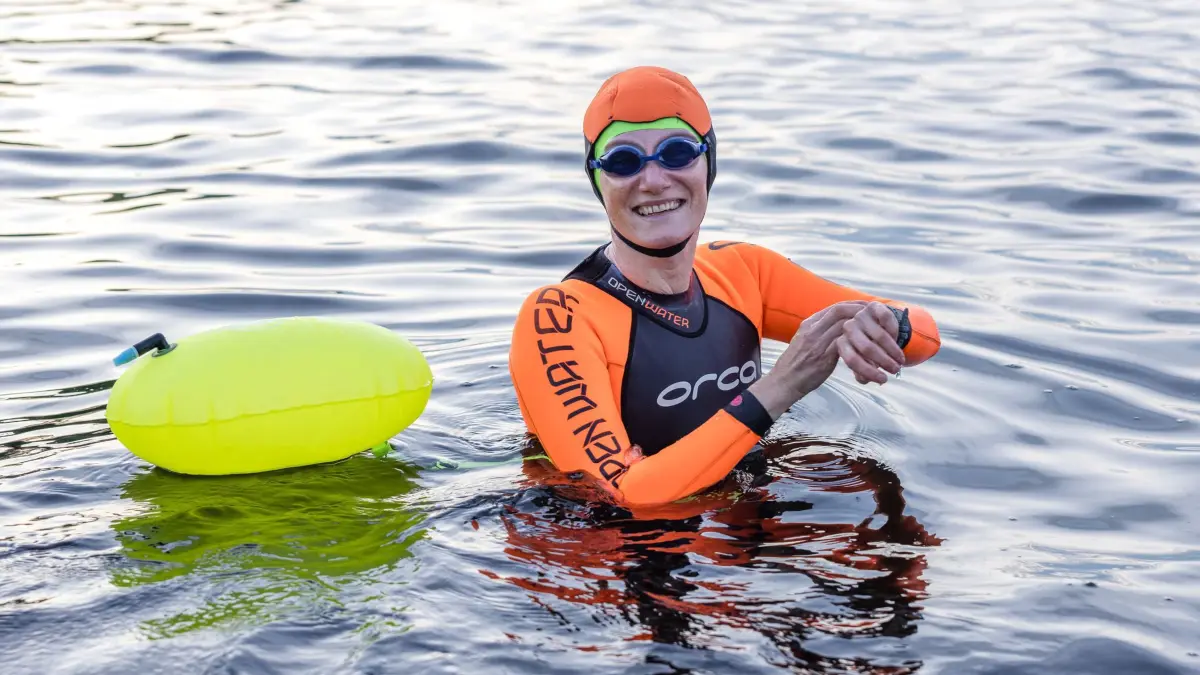 Schwimmerin will fünf Seen an einem Tag durchschwimmen: 17.09.2026, Brandenburg, Senftenberg: Pavla Petrová startet ihr 5-See-Schwimmen.
Die Langstrecken und Freiwasserschwimmerin möchte heute unter dem Motto «Five Lakes, One Way» die fünf Seen im Lausitzer Seenland schwimmend durchqueren. Foto: Frank Hammerschmidt/dpa +++ dpa-Bildfunk +++