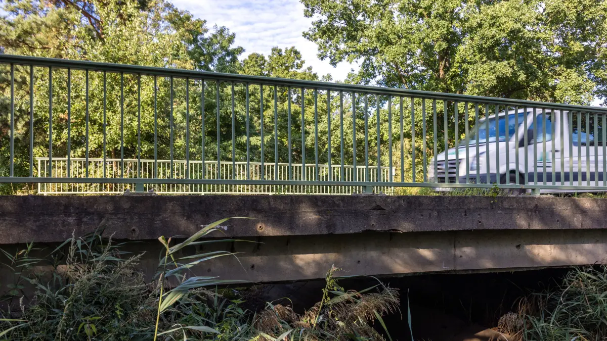 Brückensanierung Spree-Neiße: Eine Brücke führt die L52 über das zurzeit trockengefallene Alte Buchholzer Fließ bei Casel.