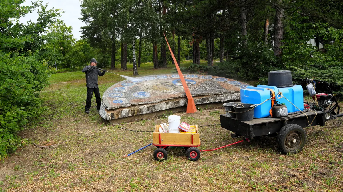 Sonnenuhr Guben Goethestraße Wiederaufbereitung 2025/26, im Bild: Peter Wiepke