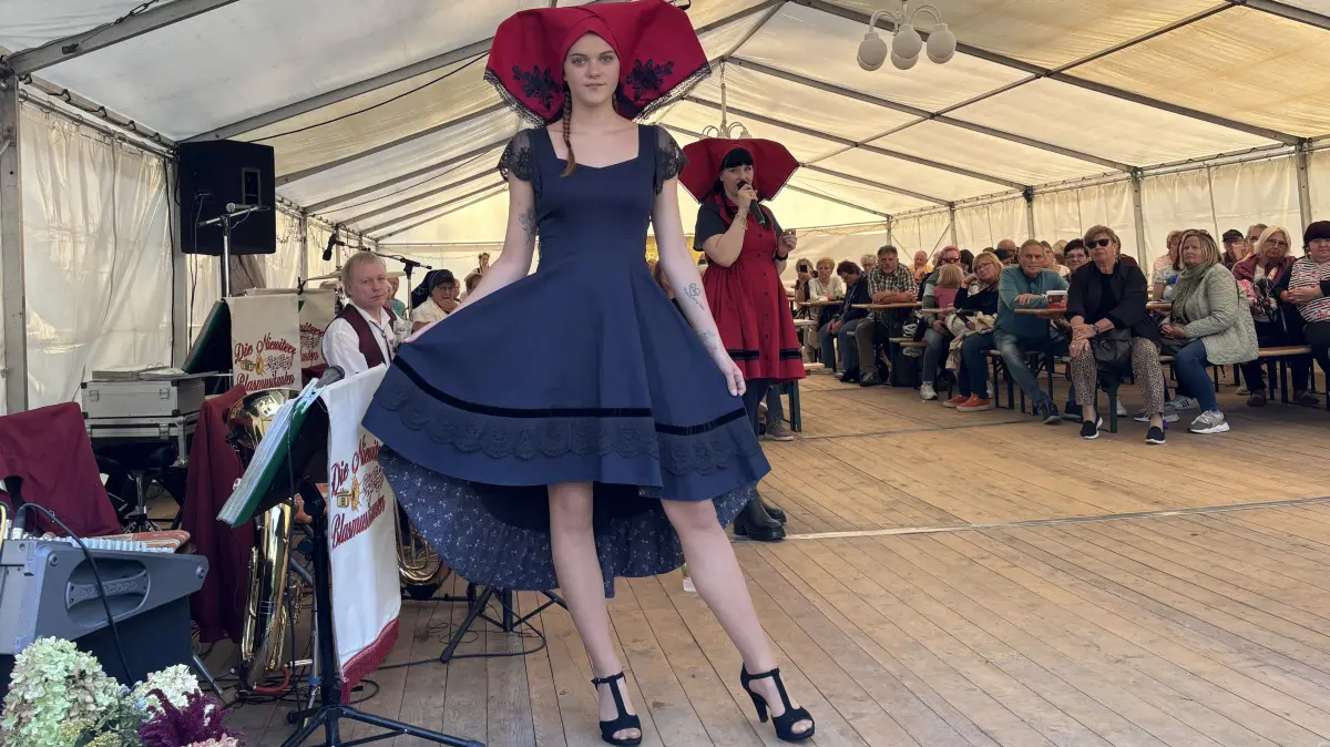Beim Lehde-Fest 2025 präsentiert im Festzelt Sarah Gwiszcz ihre Mode aus dem Spreewald. Sie gründete 2014 das Label „Wurlawy“. Ihre Mode ist eine außergewöhnliche Symbiose aus sorbisch-wendischer Trachtenkultur und moderner Alltagskleidung.