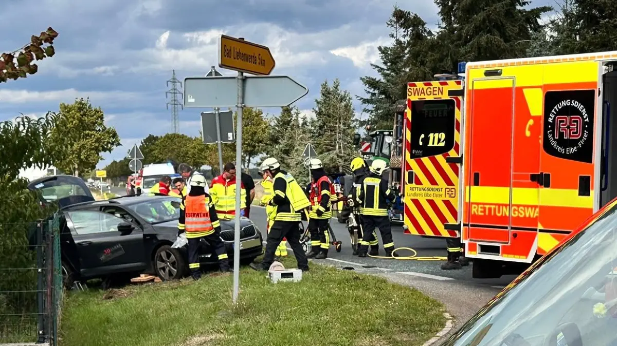 In Oschätzchen sind ein Auto und ein Traktor mit großem Feldbearbeitungsgerät zusammengestoßen.