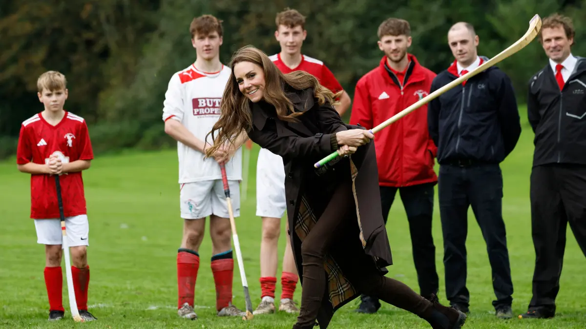 BRITAIN-SCOTLAND-ROYALS: Britain's Catherine, Princess of Wales, participates in the sport of Shinty on the pitch while visiting Bute Shinty Club in Rothesay, in the Isle of Bute, Scotland, on September 17, 2026. (Photo by Jeff J Mitchell / POOL / AFP)