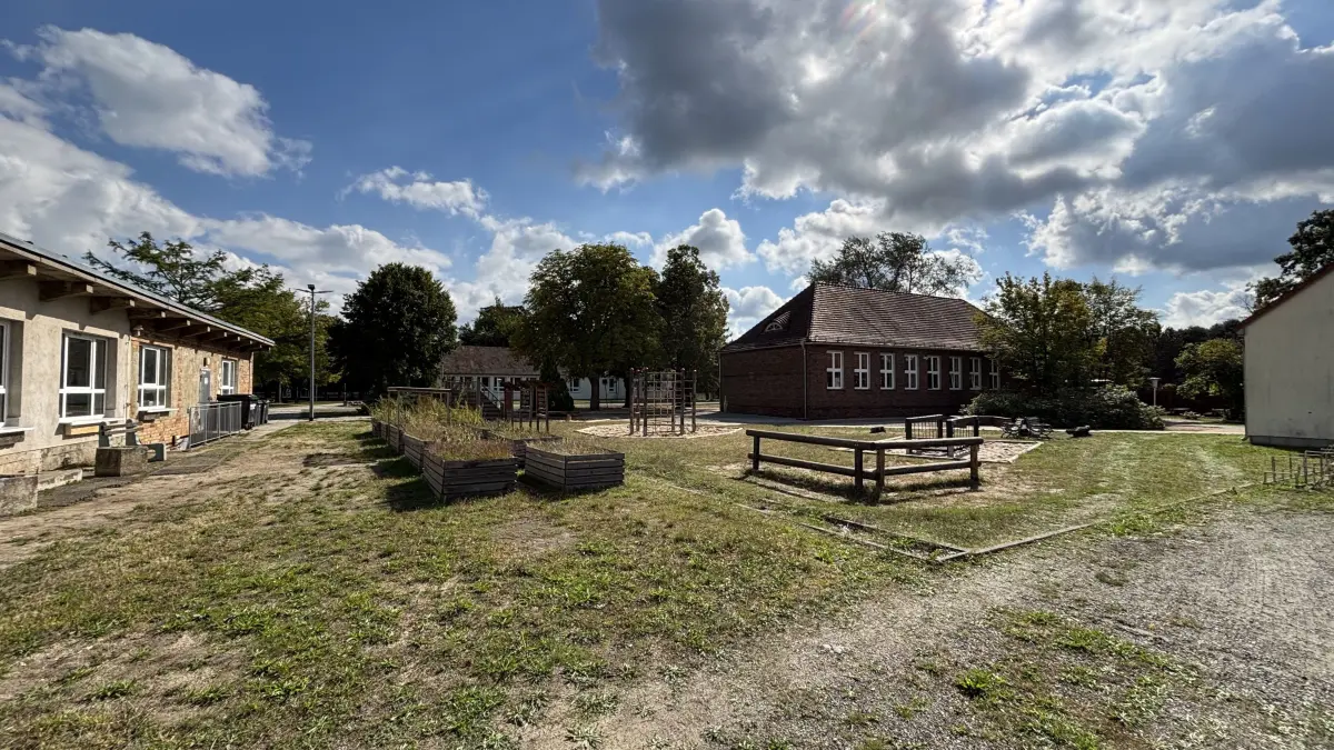Der Schulkomplex in Ortrand soll erweitert werden. Wo soll der Neubau entstehen: auf dem Schulhof zwischen dunkelrotem Klinkerbau (Mitte) und dem Gebäude am rechten Bildrand oder anstelle des linken Flachbaus? Alles hängt von der Investitionshöhe ab. Jetzt haben die Stadtverordneten eine Entscheidung getroffen.