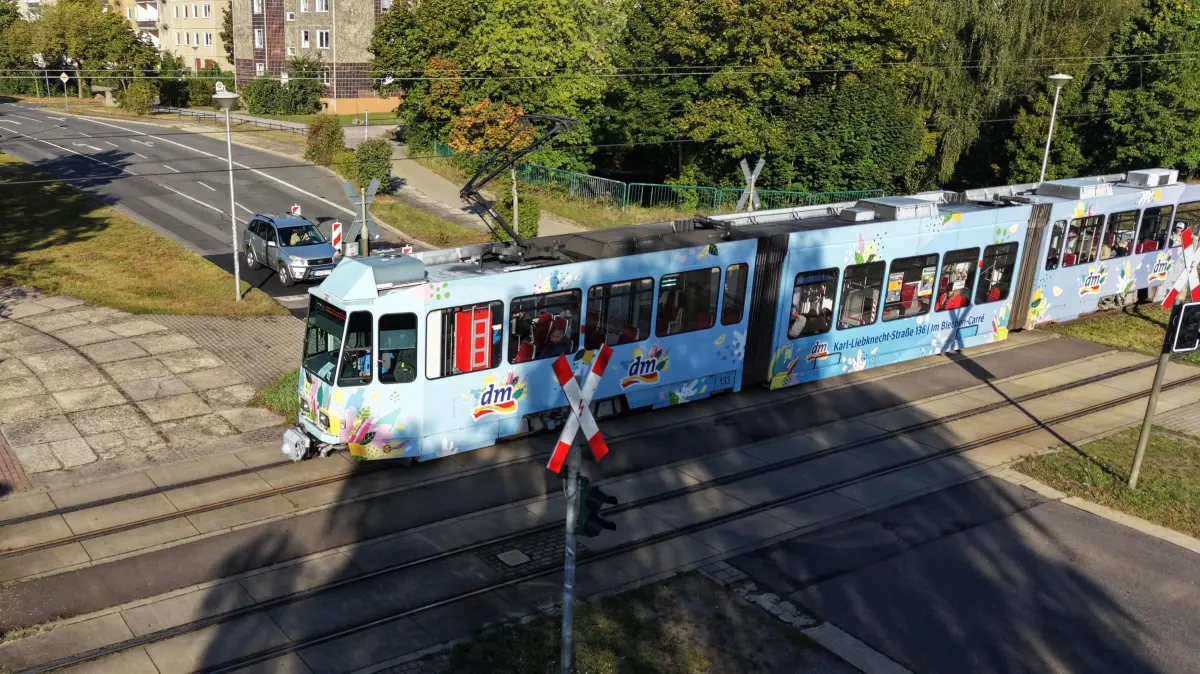 Strassenbahn Neue Strasse: Eine Strassenbahn von Cottbusverkehr überquert die Neue Strasse in Neu Schmellwitz. Straßenbahn beim Überqueren der Neuen Straße. Hier wird an den folgenden zwei Wochenenden gebaut.