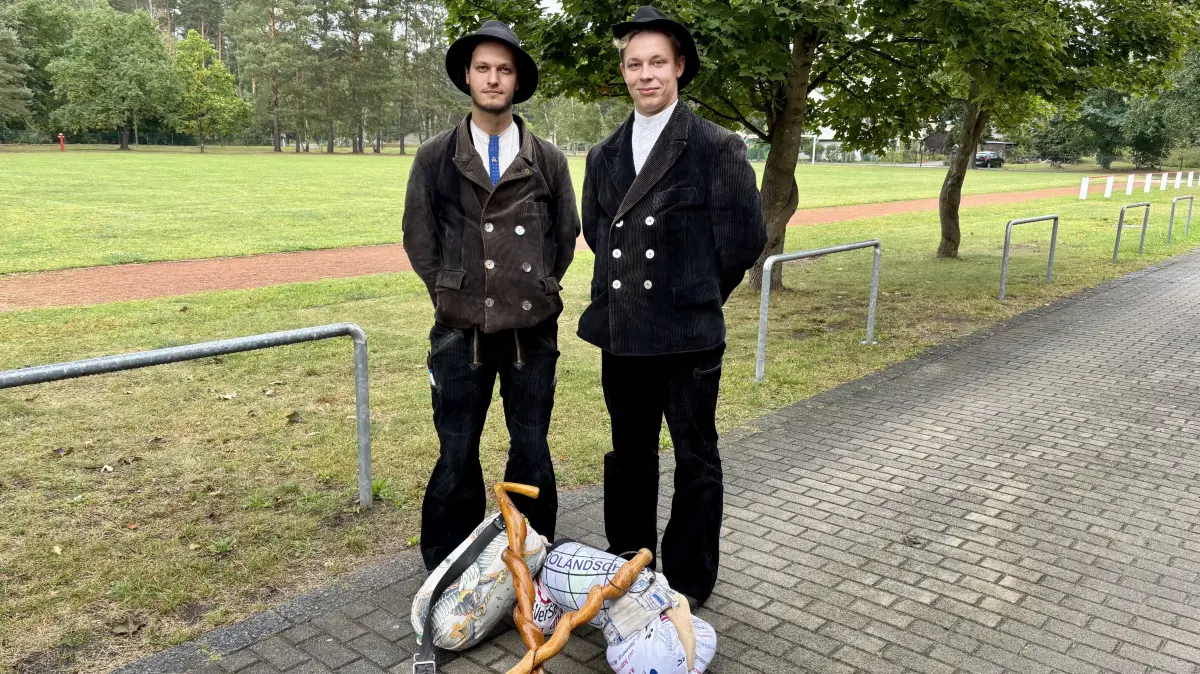 Max Ruschke (r.) aus Sagar geht ab dem 20. September auf die Walz. Mentor für die erste Zeit ist Robert Manthey.
